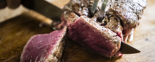 Imagem de uma carne sendo cortada